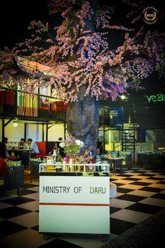Best Pub in Noida with Dance Floor and Live DJ - Ministry of Daru
